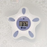 Tommee Tippee InBath Digital Thermometer, Suitable for Bathing and Their Nursery, Waterproof and Floats in Water, Easy to Read LCD Display - Image 2